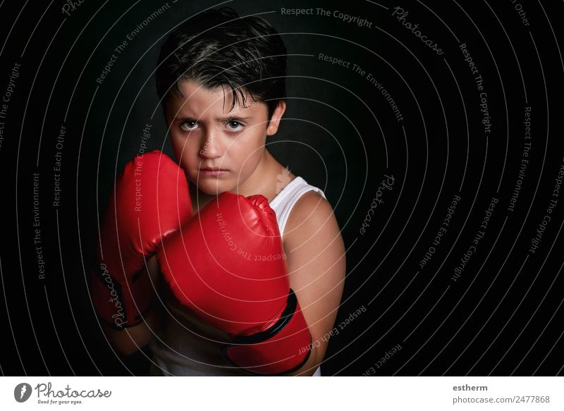 kleiner Junge mit Boxhandschuhen auf schwarzem Hintergrund Lifestyle Sport Kampfsport Erfolg Mensch Kind Kindheit 1 8-13 Jahre Fitness Aggression sportlich