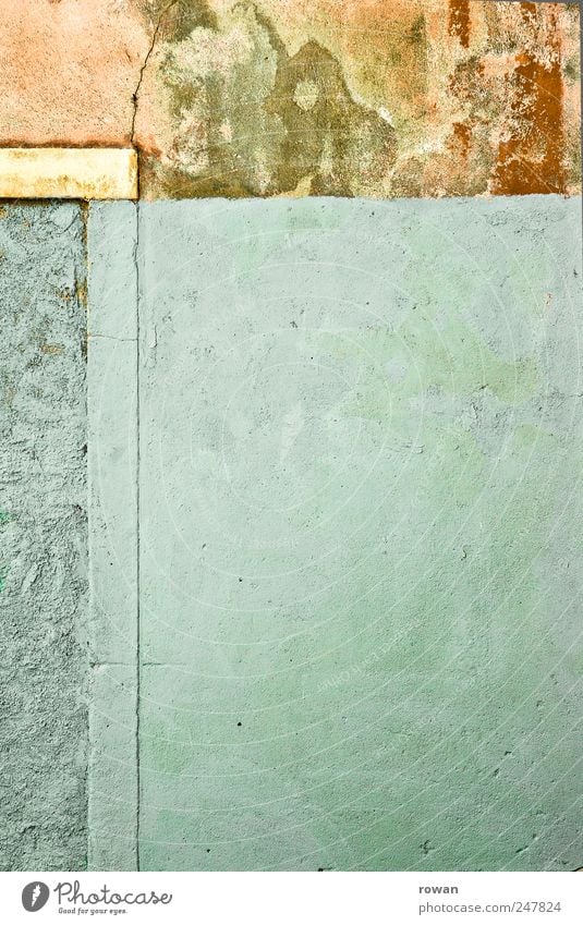 wandflächen Menschenleer Haus Bauwerk Gebäude Mauer Wand Fassade alt kaputt blau grün rot Putz Farbstoff Schimmel Farbfoto Außenaufnahme Textfreiraum links