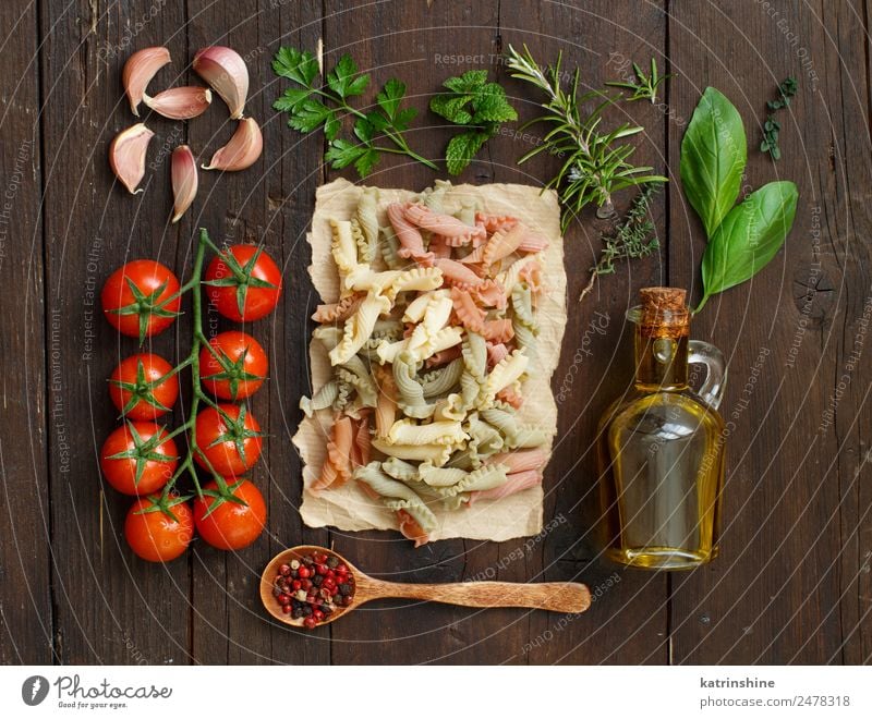 Vollkornnudeln, Olivenöl, Gemüse und Kräuter Vegetarische Ernährung Diät Flasche Tisch Blatt dunkel frisch braun grün rot Tradition Essen zubereiten