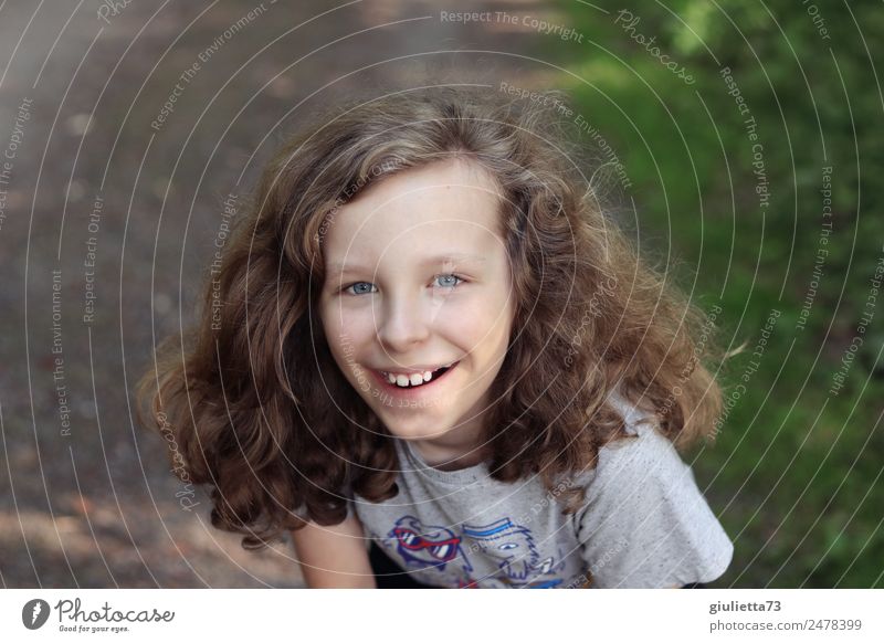Sommerferien | Fröhlicher, lachender Junge mit langen Haaren Ferien & Urlaub & Reisen Kindheit Leben 1 Mensch 8-13 Jahre Park langhaarig Locken Lächeln Coolness