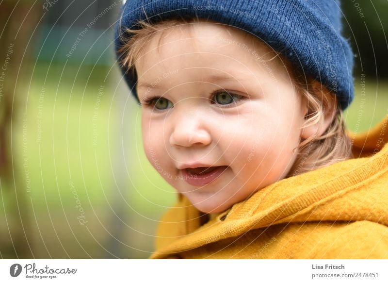 Kleinkind, Mädchen, Mütze Kindererziehung 1 Mensch 1-3 Jahre blond beobachten Lächeln Freundlichkeit Neugier niedlich blau gelb Ferien & Urlaub & Reisen