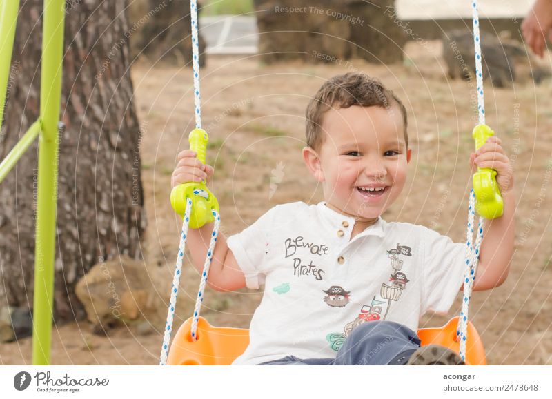 Kleiner Junge von 2 Jahren, sehr lächelnd, auf einer Schaukel sitzend. Lifestyle Glück Sommer Mensch maskulin Kind Kindheit Gesicht 1 1-3 Jahre Kleinkind