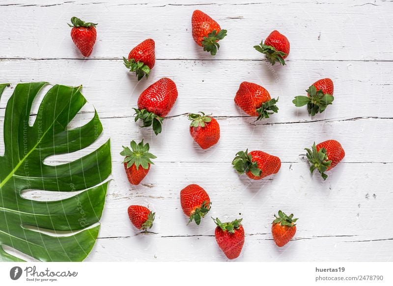 Mischung aus frischen Früchten Lebensmittel Gemüse Frucht Vegetarische Ernährung Diät Gesundheit Tisch Sammlung Holz natürlich sauer grün rot Erdbeeren