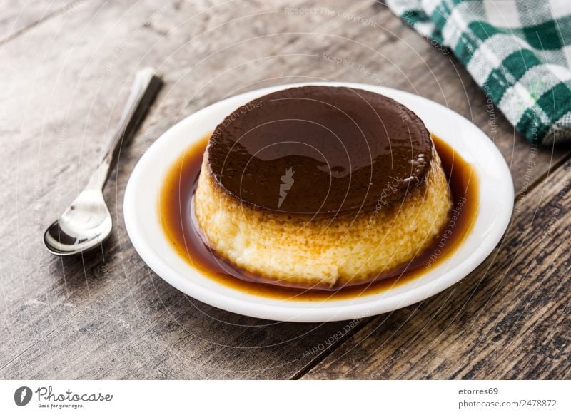 Creme-Karamell. Eierpudding auf Holzuntergrund Sahne Pudding Franzosen Dessert Vanille Vanillepudding süß Bonbon Kuchen lecker Zucker