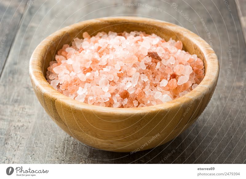Himalaya-Salz in einer Bambusschale Mineralsalz rosa Holz Gesundheit Gesunde Ernährung Zutaten Ergänzung Kristallstrukturen Kristalle Lebensmittel