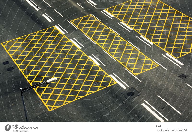 Straßennetz Verkehr Verkehrswege Straßenkreuzung Fahrbahnmarkierung gelb Farbfoto Gedeckte Farben Außenaufnahme Luftaufnahme Menschenleer Tag Vogelperspektive