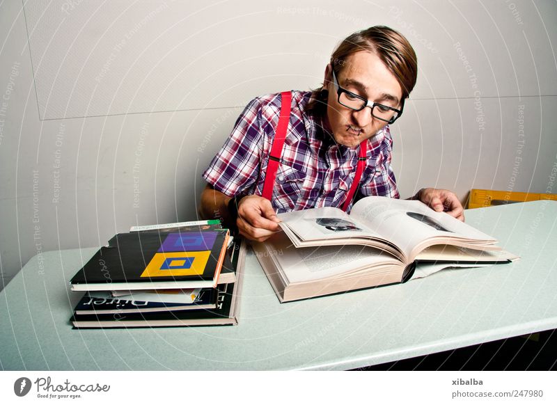 Gutfried Stil Bildung Studium maskulin Junger Mann Jugendliche 1 Mensch 18-30 Jahre Erwachsene Hemd Brille lernen lesen trendy retro schleimig verrückt Klischee