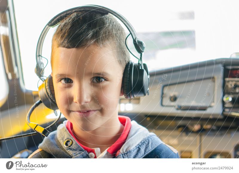Junge spielt um Pilot zu werden Arbeit & Erwerbstätigkeit Beruf Mensch maskulin Kind Kindheit 1 3-8 Jahre Luftverkehr Flugzeug im Flugzeug entdecken genießen