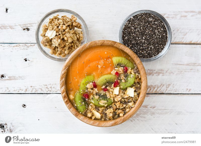 Smoothie mit Obst, Cerealien und Chia auf weißem Holztisch Lebensmittel Joghurt Frucht Orange Ernährung Essen Frühstück Bioprodukte Vegetarische Ernährung Diät