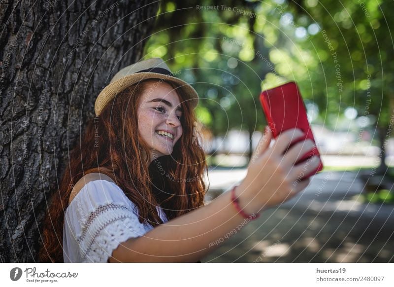 Außenporträt eines jungen, schönen, glücklichen, rothaarigen Mädchens. Lifestyle elegant Stil Glück Telefon Mensch feminin Junge Frau Jugendliche Erwachsene
