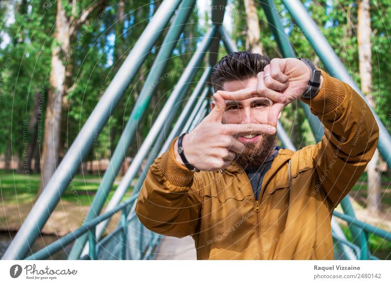 junger Mann, der mit den Händen einen fotografischen Rahmen simuliert. Lifestyle Ferien & Urlaub & Reisen Mensch maskulin Junger Mann Jugendliche Gesicht Auge