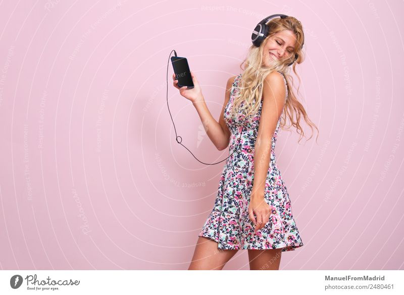 Junge Frau beim Musikhören Lifestyle Glück schön Tanzen Telefon Jugendliche Erwachsene Körper 18-30 Jahre blond Lächeln niedlich rosa Stimmung Freude Euphorie