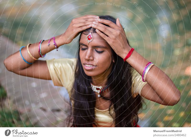 Porträt einer jungen, schönen, traditionellen indischen Frau. Erholung ruhig Mensch feminin Junge Frau Jugendliche Erwachsene Gesicht Hand 1 Natur Park Mode
