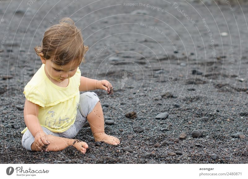 Baby spielt am Strand. schön Spielen Ferien & Urlaub & Reisen Sommer Kind Mensch feminin Mädchen Körper 1 0-12 Monate Sand entdecken genießen schwarz horizontal