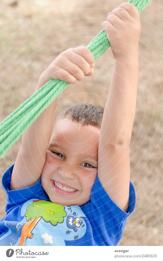 Der Junge hat Spaß, hält sich an einem Seil fest. Freude Glück schön Gesicht Klettern Bergsteigen Kind Mensch 1 3-8 Jahre Kindheit genießen lustig Fröhlichkeit