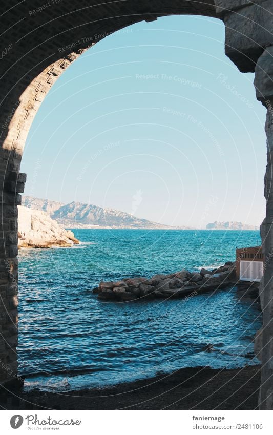 Tor zur Welt Natur Hafenstadt außergewöhnlich Torbogen Marseille Corniche Meer Wasser Wärme kalt Schatten Bucht anse de la fausse monnaie Provence Mittelmeer
