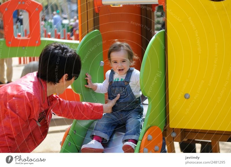 Kleines Mädchen spielt auf einem städtischen Spielplatz. Lifestyle Freude Glück schön Freizeit & Hobby Spielen Sommer Klettern Bergsteigen Kind Mensch Baby Frau