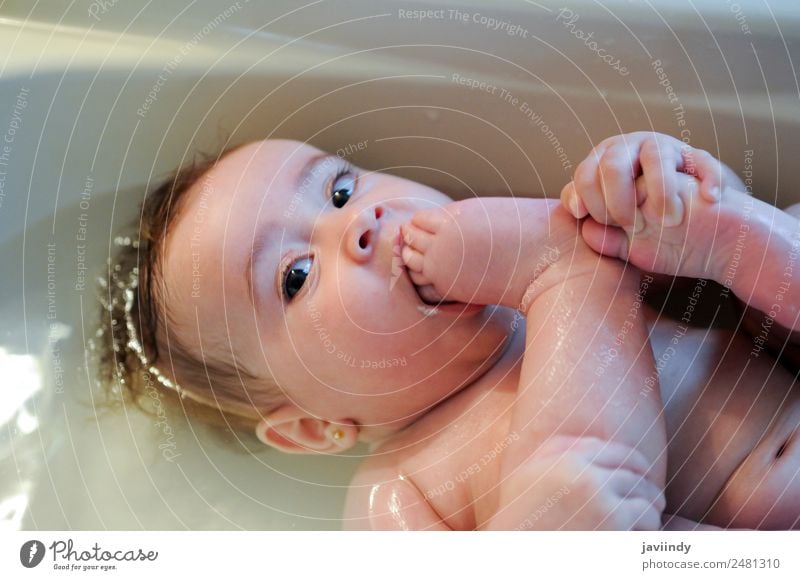 Kleines Mädchen vier Monate alt beim Baden Glück schön Gesicht Leben Badewanne Kind Mensch Baby Kindheit 1 0-12 Monate schlafen Fröhlichkeit klein niedlich