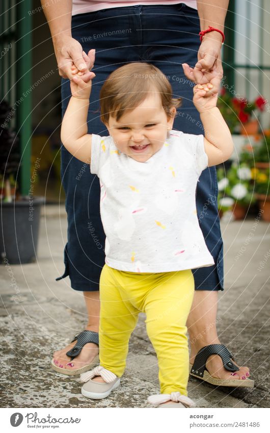Baby glücklich beim Laufen lernen Lifestyle Freude Mensch feminin Mädchen Kindheit 1 0-12 Monate entdecken genießen laufen Fröhlichkeit schön Gefühle Glück