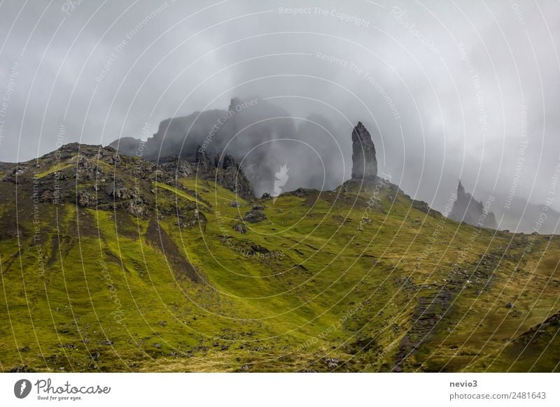 Old Man of Storr auf der Isle of Skye in Schottland Landschaft Wolken Sommer Herbst schlechtes Wetter Nebel Gras grün Reisefotografie Insel Berge u. Gebirge