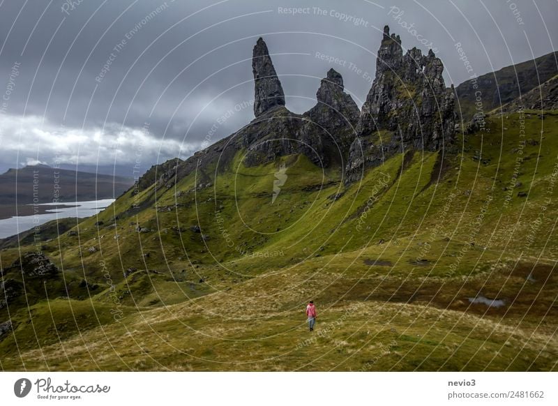 Old Man of Storr auf der Isle of Skye in Schottland Landschaft Wolken Gewitterwolken Klima schlechtes Wetter Wind Gras Hügel Felsen Berge u. Gebirge Gipfel