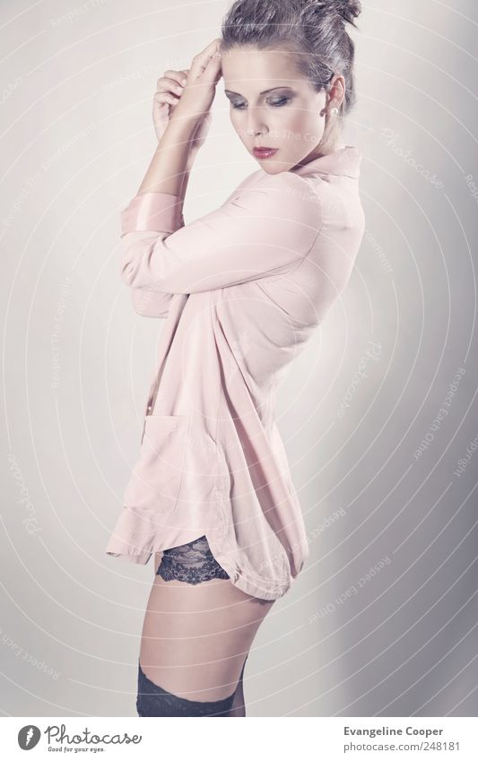Rosé II elegant schön Mensch feminin Frau Erwachsene Körper 1 18-30 Jahre Jugendliche Mode Jacke Strümpfe Unterwäsche Stoff brünett Zopf stehen träumen Erotik
