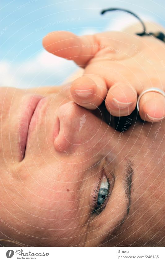 Was guckst du !? feminin Frau Erwachsene Gesicht Hand 1 Mensch Himmel Wolken Sommer Schönes Wetter beobachten Lächeln liegen Blick Freundlichkeit Fröhlichkeit