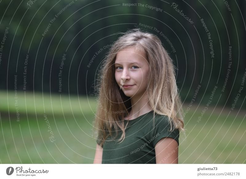 Dreizehneinhalb | Teenager Mädchen im Park Jugendliche 1 Mensch 8-13 Jahre Kind Kindheit 13-18 Jahre blond langhaarig Lächeln positiv Zufriedenheit selbstbewußt