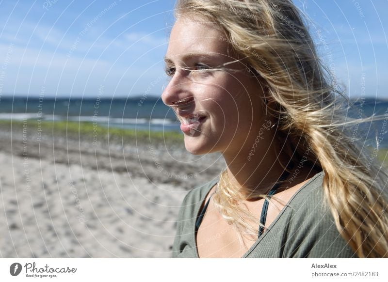 Portrait einer jungen Frau am Strand Freude schön Wohlgefühl Sommer Sommerurlaub Sonne Junge Frau Jugendliche Gesicht 18-30 Jahre Erwachsene Landschaft