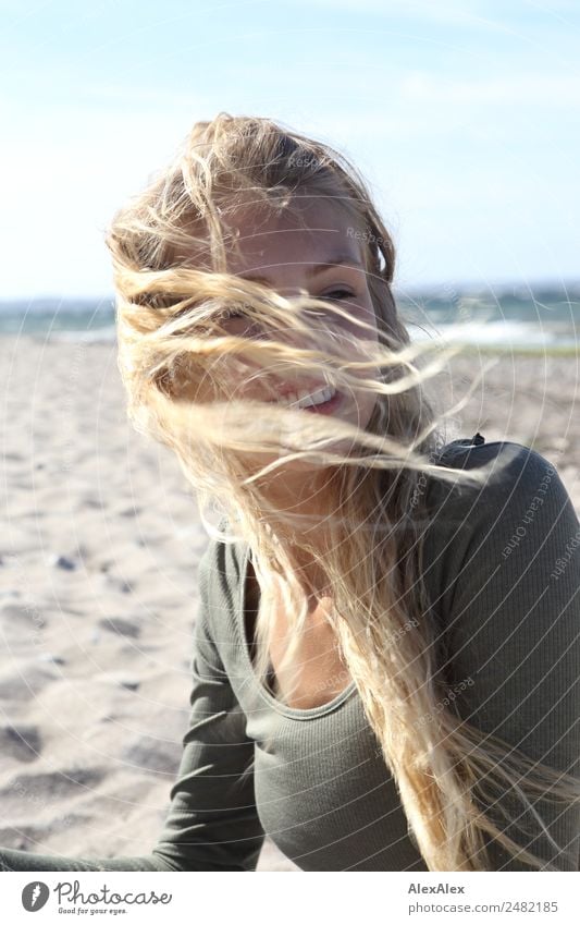 Junge Frau am Stand von blonden Haar umweht schön Haare & Frisuren Wohlgefühl Ausflug Jugendliche 18-30 Jahre Erwachsene Landschaft Sommer Schönes Wetter Wind