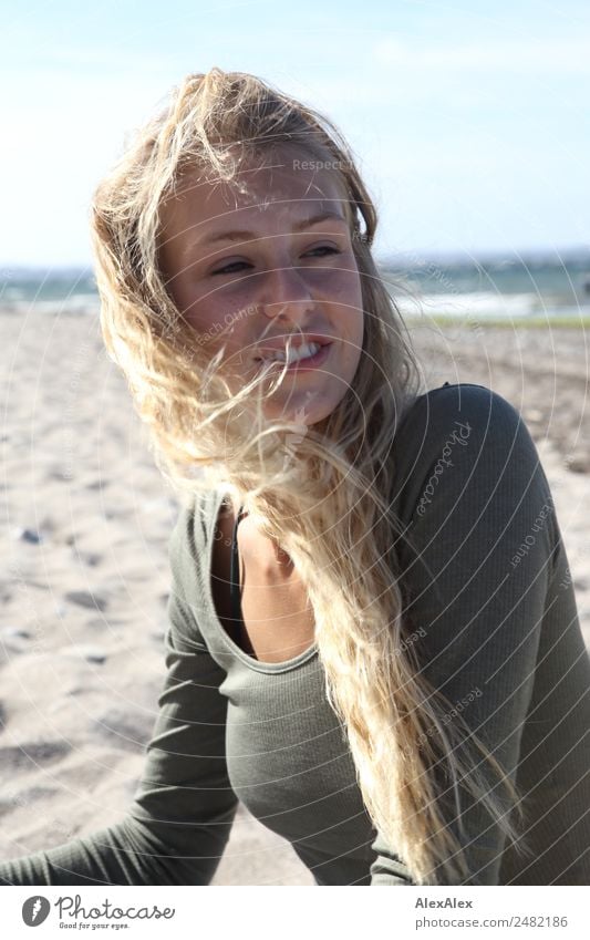 Portrait einer jungen Frau an einem windigen Strand Lifestyle Glück schön harmonisch Ausflug Junge Frau Jugendliche 18-30 Jahre Erwachsene Natur Landschaft