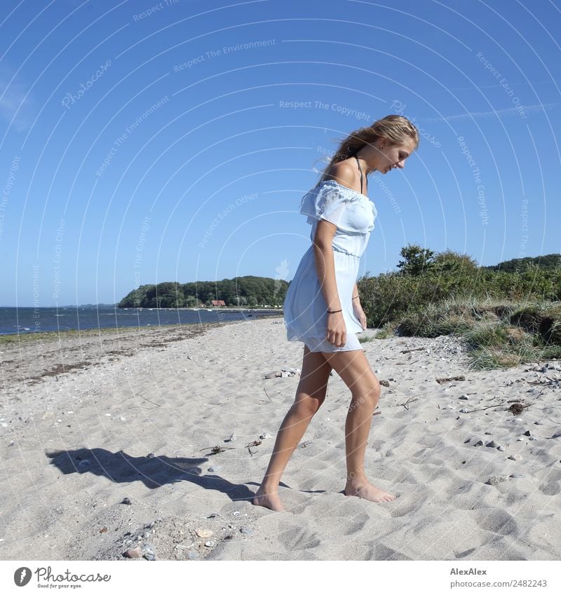 Junge Frau geht am Strand Stil schön Wohlgefühl Sommer Sommerurlaub Sonne Sonnenbad Meer Jugendliche Beine 18-30 Jahre Erwachsene Landschaft Schönes Wetter