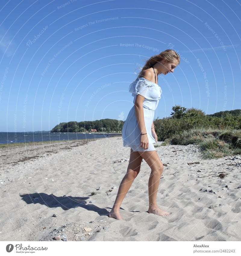 Junge Frau Sitzt Am Ostseestrand Ein Lizenzfreies Stock Foto Von Photocase 9855