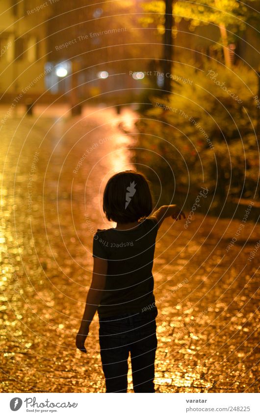 Sommernachtsregen Mensch Kind Mädchen Kindheit 1 3-8 Jahre Wetter schlechtes Wetter Unwetter Regen Gewitter T-Shirt brünett nass schön braun gold Stimmung