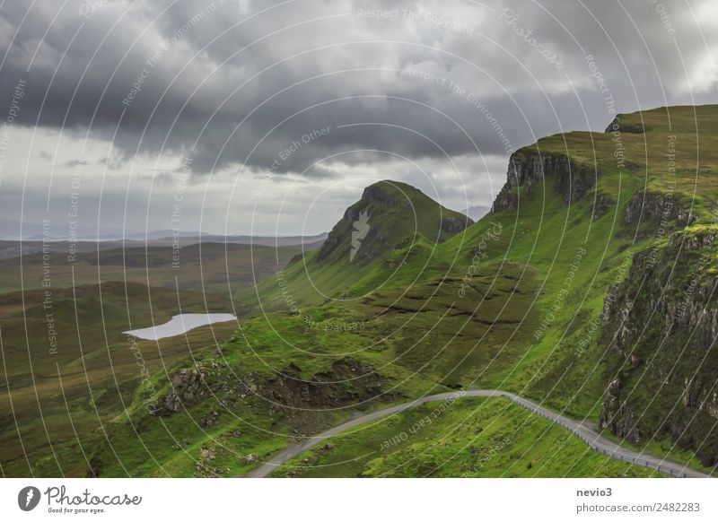 The Quiraing in Schottland Natur Landschaft Frühling Wiese Hügel Berge u. Gebirge grün Isle of Skye See Jura Regenwolken steil Landstraße Straße Schlangenlinie