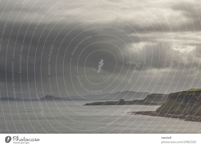 Dunkle Regenwolken an der Küste der Isle of Skye in Schottland Wasser Himmel Gewitterwolken schlechtes Wetter Unwetter Sturm Wellen Strand Bucht Unendlichkeit