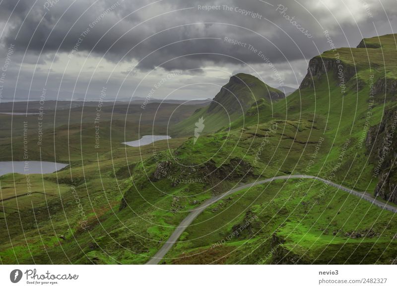 The Quiraing auf der Isle of Skye in Schottland Landschaft Gras Moos Grünpflanze Hügel Felsen Berge u. Gebirge wandern fantastisch Ferne hoch schön nass