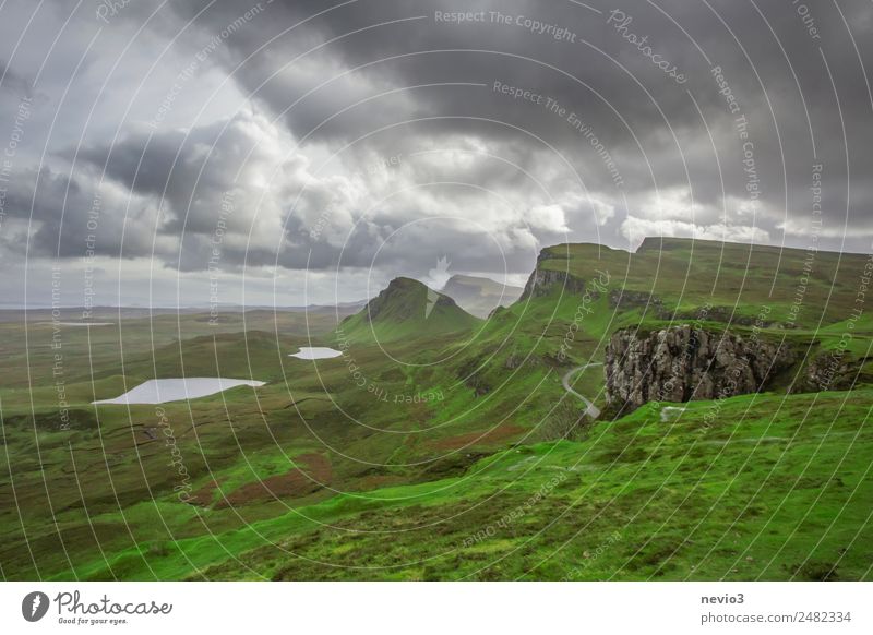 The Quiraing auf der Isle of Skye in Schottland Landschaft Wolken Gewitterwolken Klima Wetter außergewöhnlich natürlich schön ruhig Sehnsucht Fernweh Insel