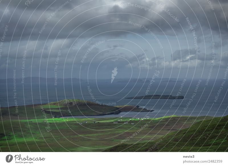 Isle of Skye in Schottland Landschaft Himmel Wolken Gewitterwolken Gras Hügel Berge u. Gebirge Küste Bucht Meer grün Insel Atlantik typisch Landleben