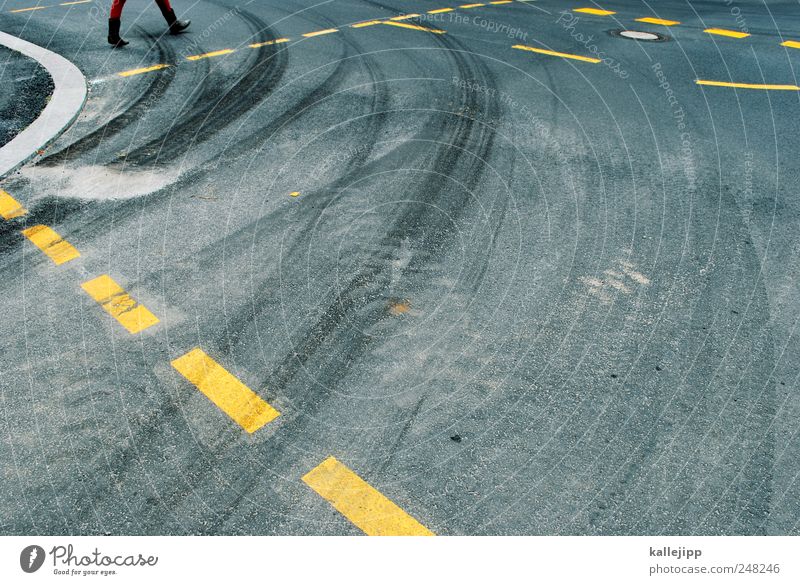 kreisläufer 1 Mensch Verkehr Verkehrswege Autofahren Fußgänger Straße Wege & Pfade gehen Kurve Bremsspur Linie Strichellinie Farbfoto Außenaufnahme