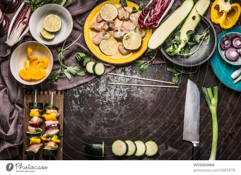Selbstgemachte Hähnchenspieße zum Grillen Lebensmittel Fleisch Gemüse Ernährung Festessen Geschirr Stil Design Sommer Häusliches Leben Tisch Küche Snowboard