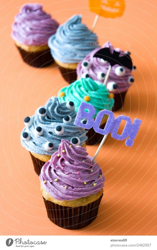 Halloween Törtchen Lebensmittel Kuchen Dessert Ernährung grau grün violett orange schwarz Angst Todesangst Cupcake süß Foodfotografie backen