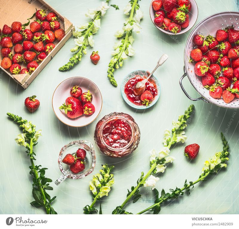 Hausgemachte Erdbeer Marmelade auf dem Küchentisch mit Beeren Lebensmittel Dessert Ernährung Bioprodukte Geschirr Schalen & Schüsseln Topf Glas Stil Design