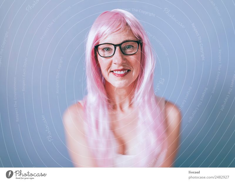 Frau in rosa lächelnd Lifestyle Glück schön Gesicht ruhig Mensch feminin Erwachsene Weiblicher Senior Haare & Frisuren 1 45-60 Jahre Kunst Mode Perücke Denken