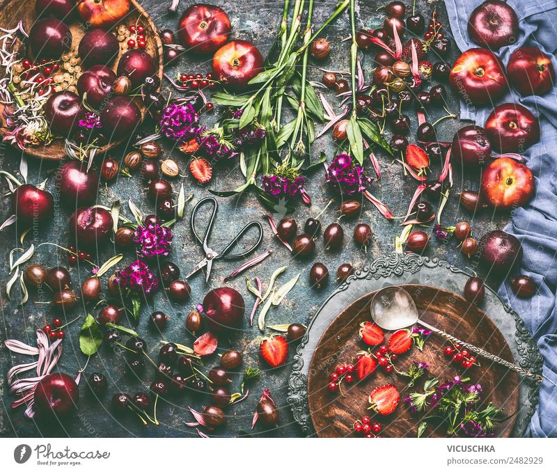 Obst und Beeren aus Garten auf Dem Tisch mit Blumen Lebensmittel Frucht Apfel Ernährung Bioprodukte Vegetarische Ernährung Diät Geschirr Teller Löffel Stil