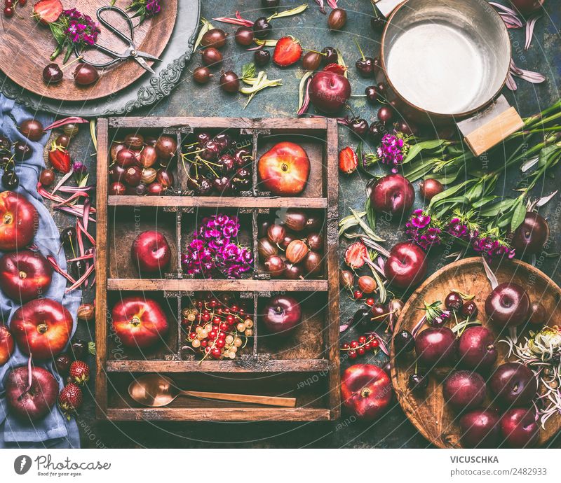 Holzkiste mit Auswahl an Sommerfrüchten und Beeren Lebensmittel Frucht Apfel Ernährung Bioprodukte Vegetarische Ernährung Diät Geschirr Teller