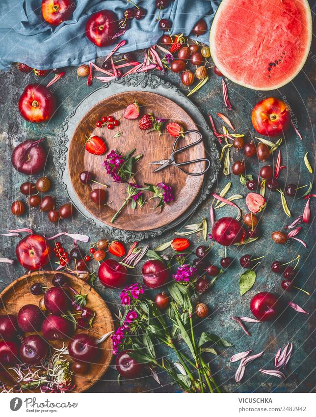Auswahl von Sommer Beeren und Obst auf dem Küchentisch Lebensmittel Frucht Dessert Ernährung Bioprodukte Vegetarische Ernährung Geschirr Teller