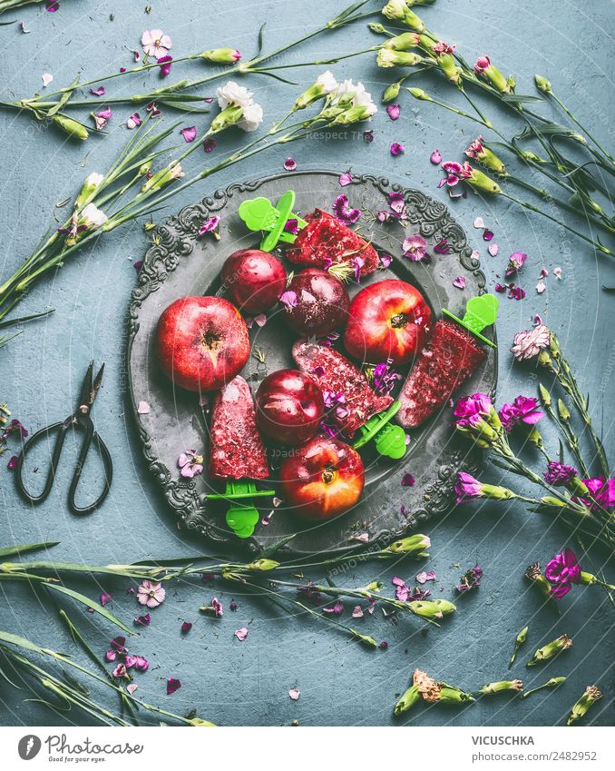 Teller mit Obst, Eis und Gartenblumen Lebensmittel Frucht Speiseeis Ernährung Stil Design Gesunde Ernährung Sommer Häusliches Leben Tisch Blume Stillleben