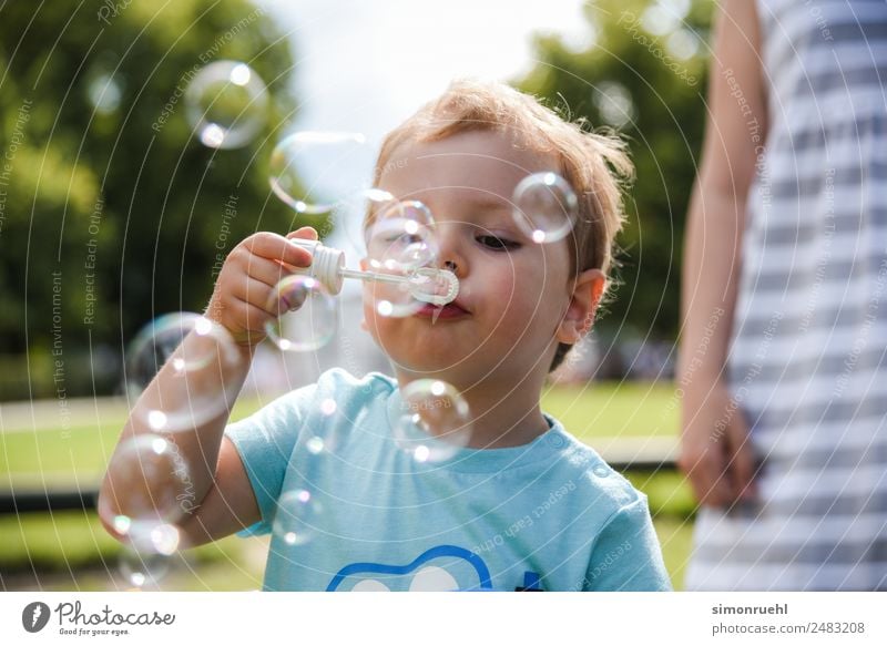 Aus der Blase geblasen Freude Kleinkind Junge 1-3 Jahre Spielen Fröhlichkeit Frühlingsgefühle Energie Gefühle genießen Glück Schaumblase Seifenblase Farbfoto