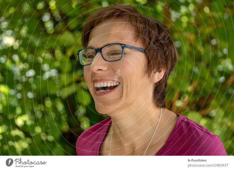 Porträt im Freien, glückliche lächelnde Frau Ferien & Urlaub & Reisen Erwachsene Gesicht 30-45 Jahre Garten Park Brille brünett kurzhaarig Lächeln lachen frech
